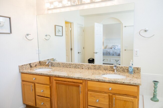 Building Photo - 2960 Newport Cir