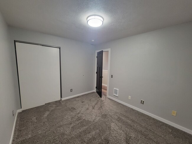 Building Photo - Exceptionally clean 3 bedroom, 1.5 bathroo...