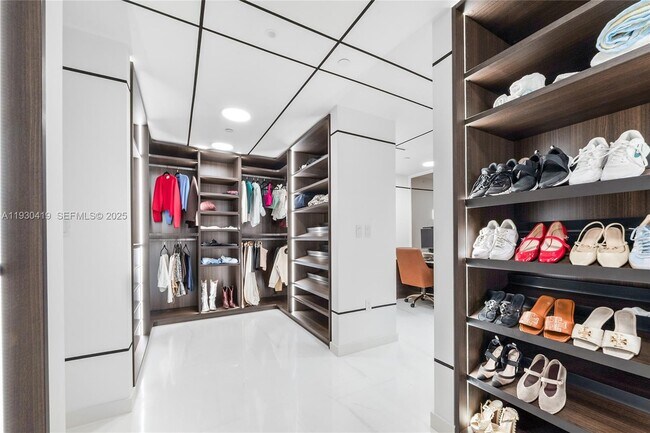 Building Photo - 300 Biscayne Blvd Way