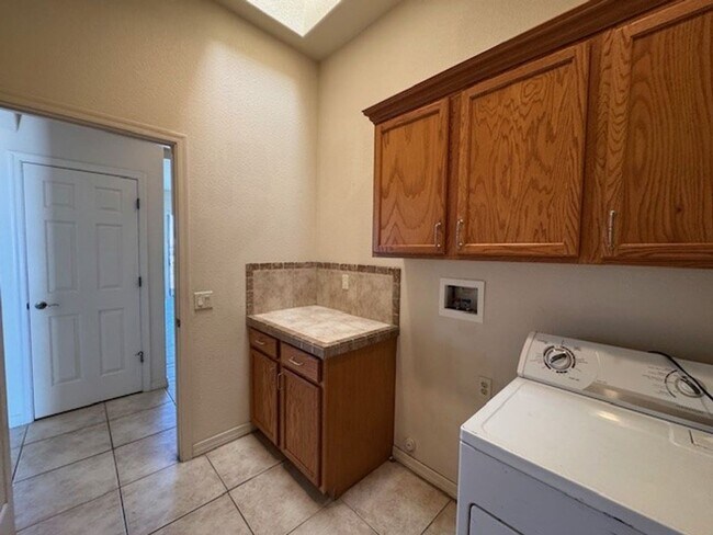 Building Photo - 3 Bedroom Exec Home Bullhead Parkway close...
