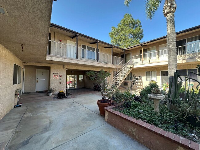 Building Photo - 3 PEAT - Huge, spacious, enormous - 2BD/2BA with parking. Chatsworth Adjacent!
