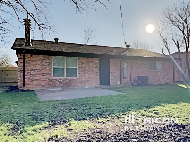 Building Photo - 612 Circleview Dr