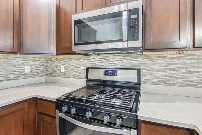Building Photo - Beautiful East side House with 4 bed-2 baths