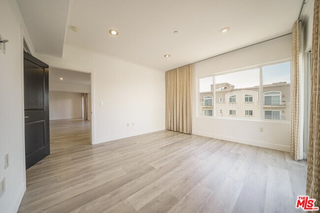 Building Photo - 970 S St Andrews Pl