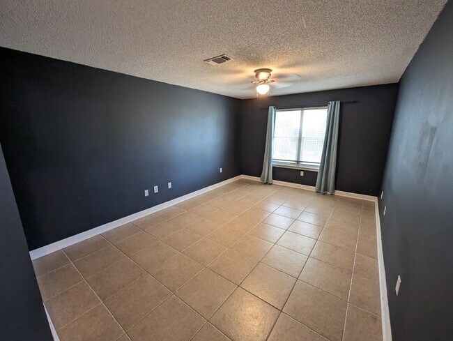 Building Photo - 437 Bridgewater Ct