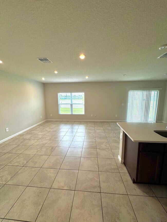 Building Photo - 461 Cherimoya St