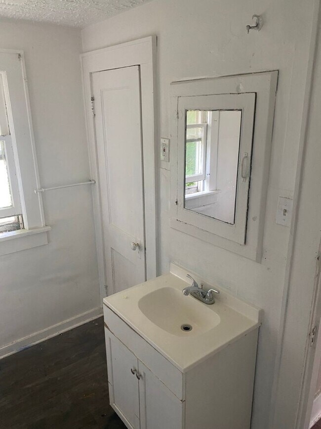 Building Photo - Spacious 3-Bedroom Home for Lease in Akron