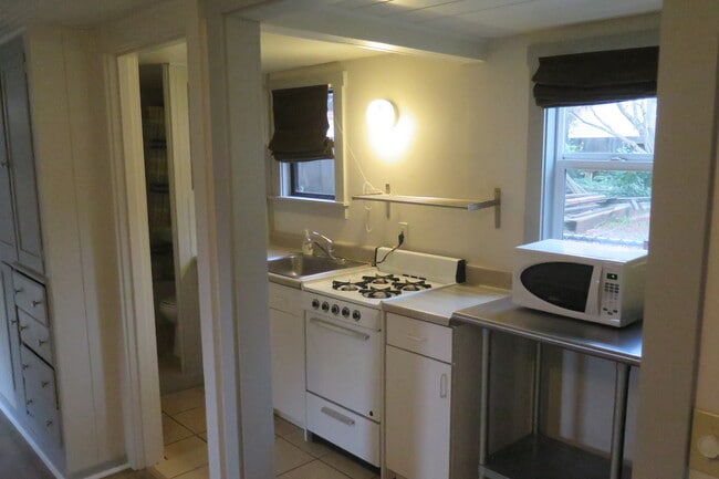 Building Photo - 848 3rd St