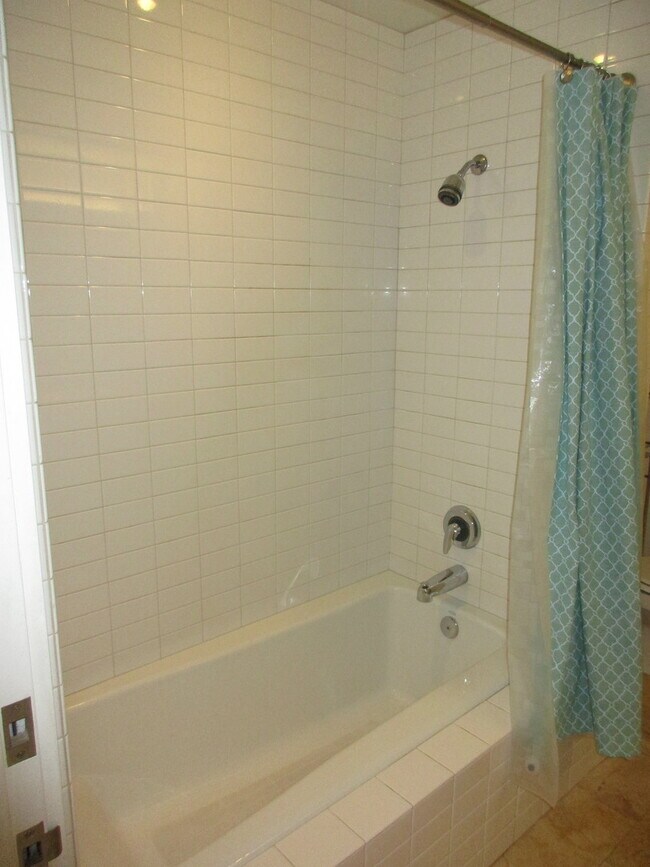 Building Photo - 3570 S River Pkwy