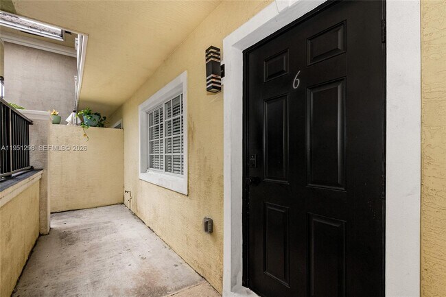 Building Photo - 1000 Palm Trail