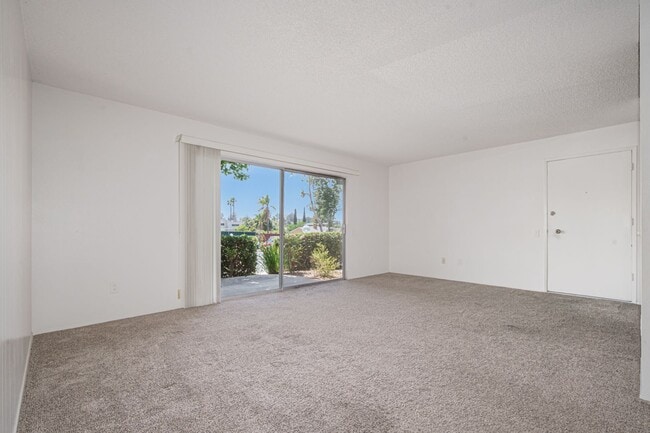 Building Photo - 1Bed/1Bath Single Story Condo in La Mesa w...