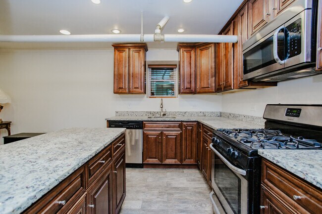 Building Photo - 622 W Briar Pl