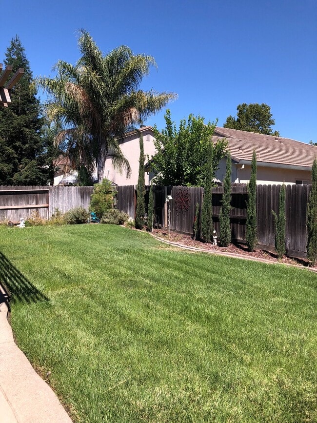 Building Photo - Well Cared For Home