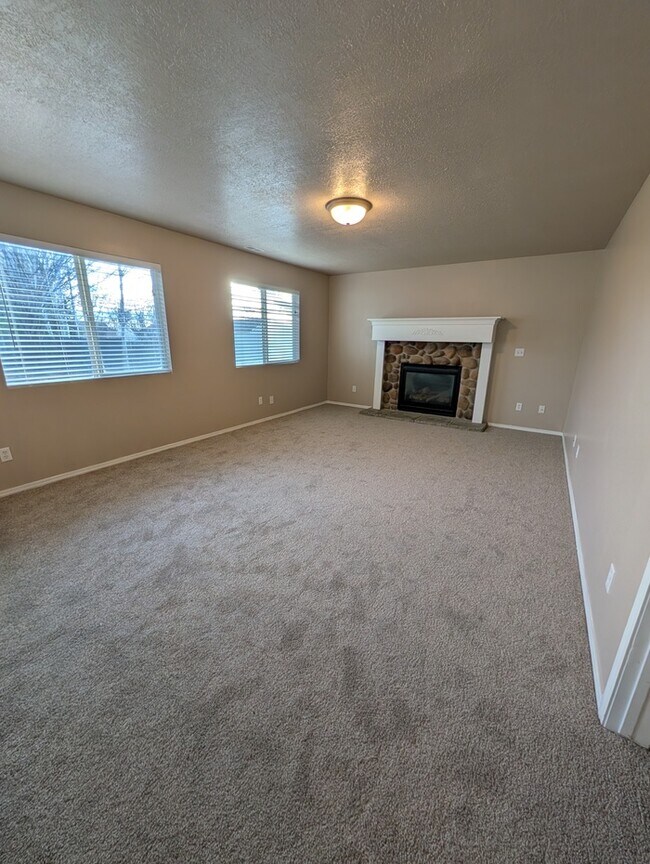 Building Photo - 5 Bedroom Home New Carpet and Paint