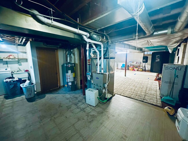 Building Photo - Charming 3 Bedroom Home in Heart if Maplew...