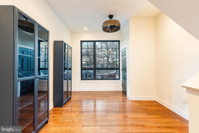 Building Photo - 412 Sepviva St