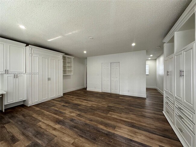 Building Photo - 112 NW 2nd Ave