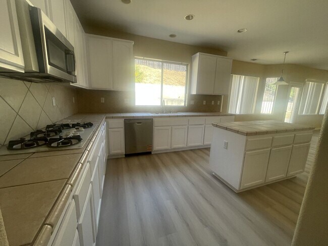 Building Photo - 4 Bedroom 3 Bath Hiddenbrook Home