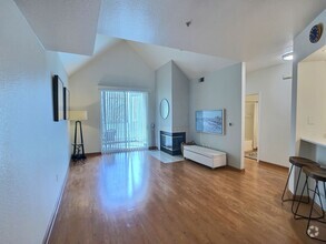 Building Photo - Top Floor Ryland Mews Condo in Downtown Sa...