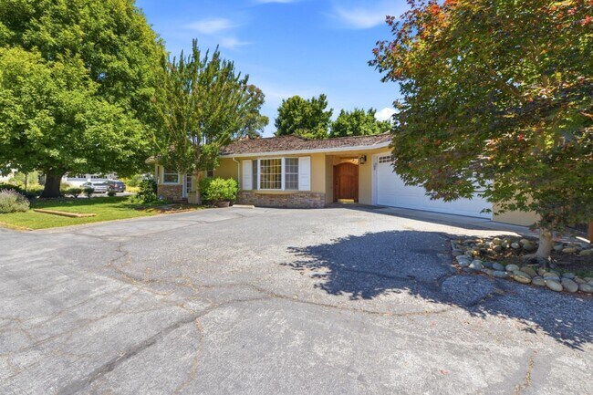 Building Photo - 1825 White Oak Dr
