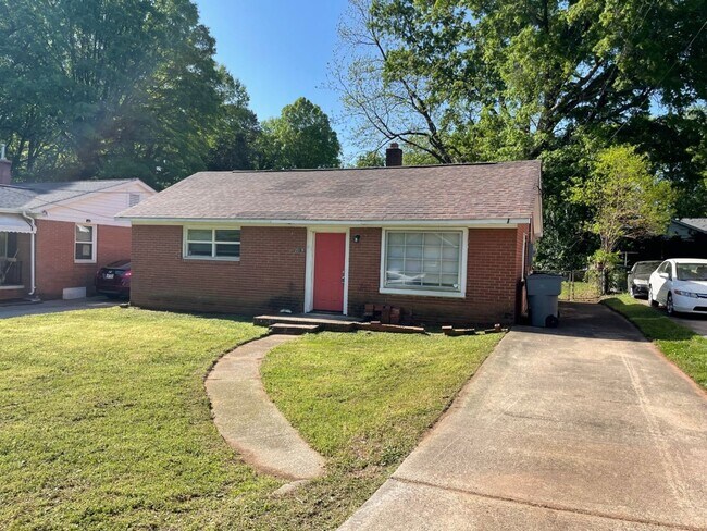 Building Photo - Adorable 3 bedroom 2 bath Ranch style home...