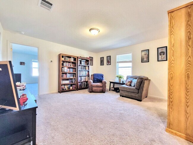 Building Photo - Beautiful 5 BR / 3 BA Home for Rent in Pfl...