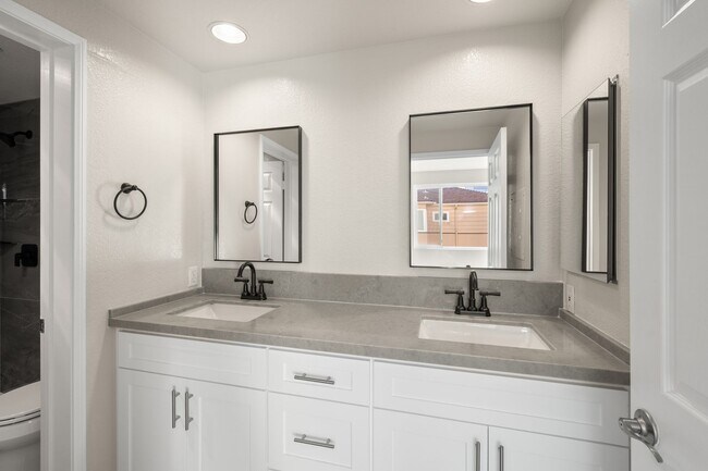 Building Photo - Stunning Remodeled Condo with Views in Banker's Hill