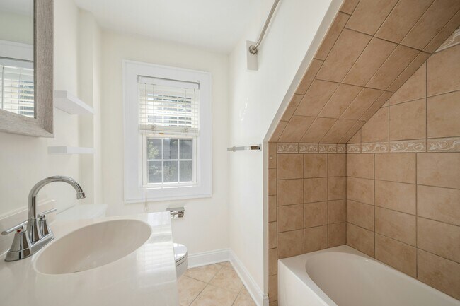 Building Photo - 16 Walnut St