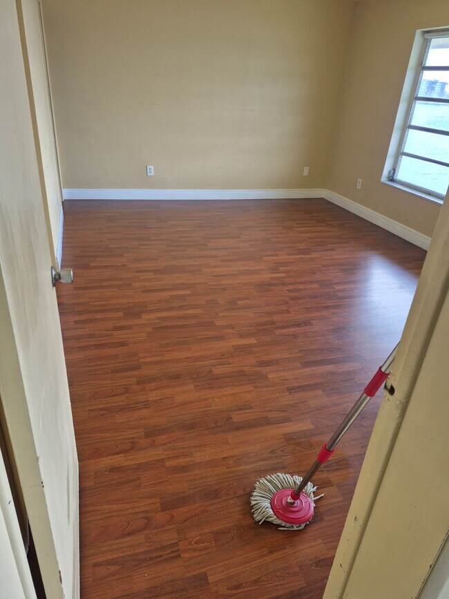 Building Photo - 1300 NE 191st St