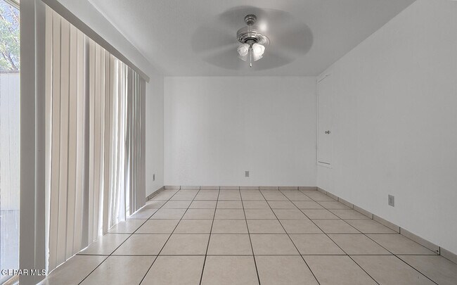 Building Photo - 3536 E Glen Dr