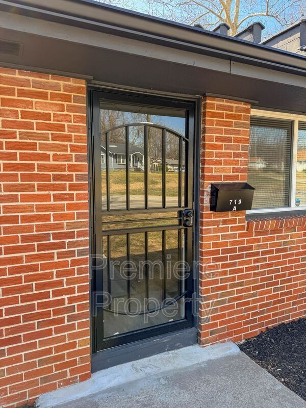 Building Photo - 719 E College St