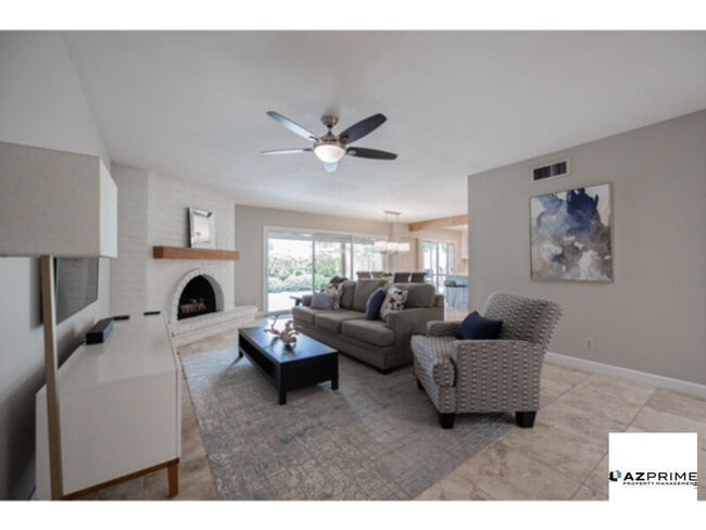 Building Photo - Stylish 2/2 Phoenix Townhome with Open Flo...