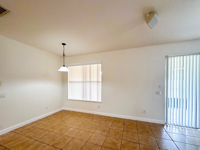 Building Photo - Beautiful 3/2 in Winding Cove with large f...