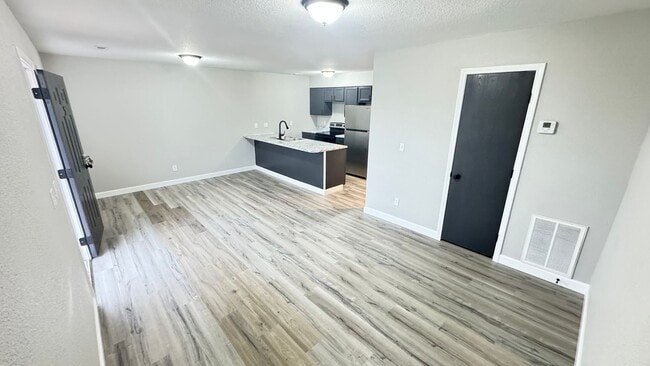 Building Photo - 2 Bedroom , 1 Bathroom Apartment!