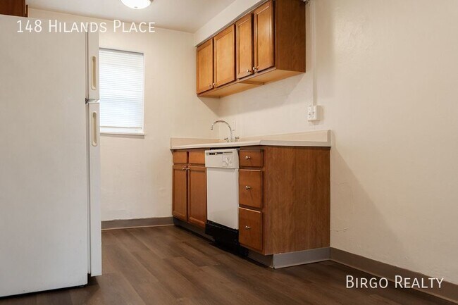 Building Photo - Move in special! First month free rent!
