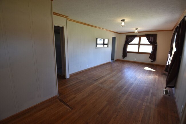 Building Photo - 3 Bedroom 2 Full Bath Home in Greenfield, Fenced Yard