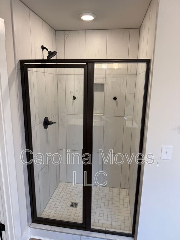 Building Photo - 521 Fenwick Dr