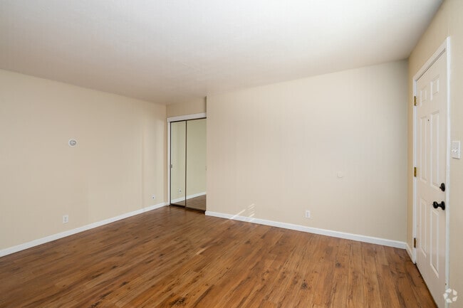 1BR, 1BA - 550SF - Living Room - Birchwood Meadows