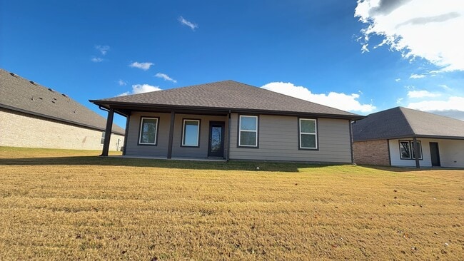 Building Photo - Start your year off right in this beautiful 4bed/2bath new construction home!