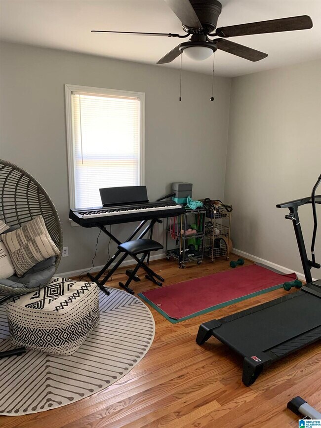 Building Photo - 410 32nd E Pl