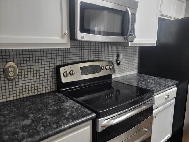 Building Photo - 17583 Red Oak Dr