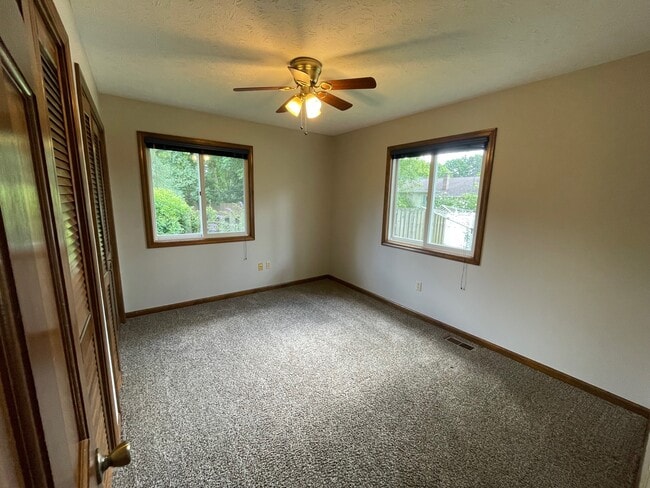 Building Photo - 140 Seneca Ln