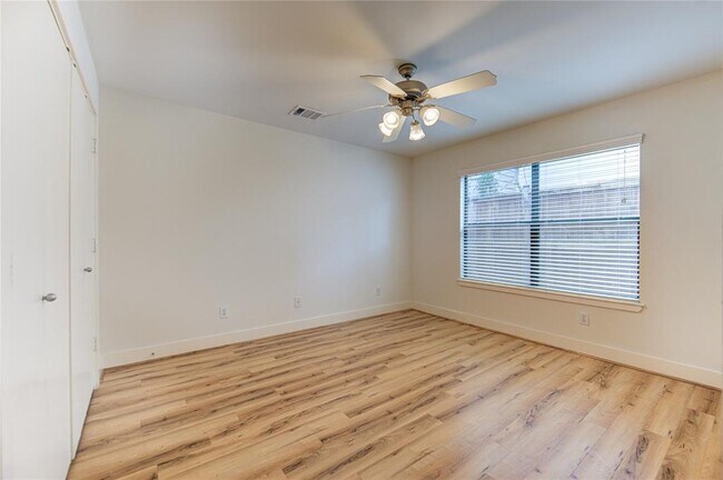 Building Photo - 8656 Meadowcroft Dr