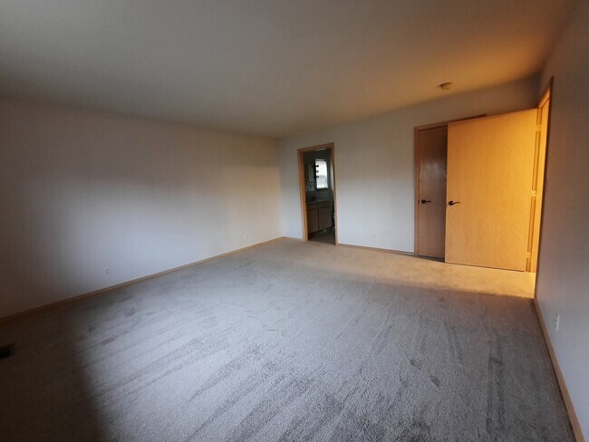 Building Photo - 860 SE Sentry Dr