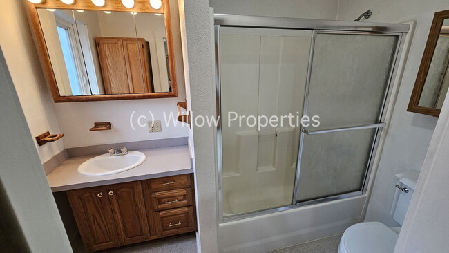 Building Photo - Lakewood Studio w/ walking distance to wat...