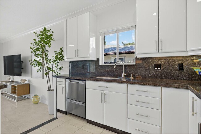 Building Photo - 513 S Riverside Dr