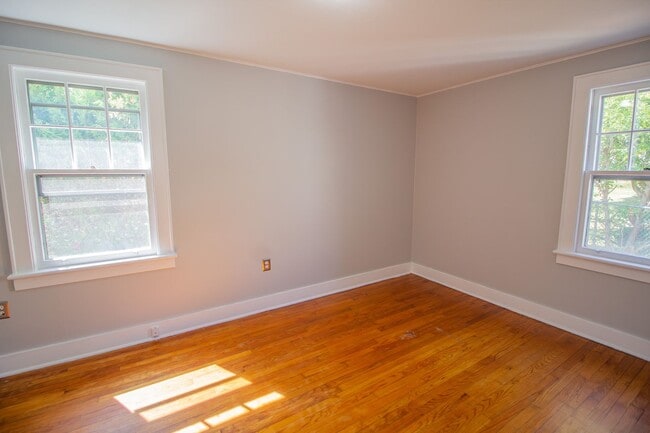 Building Photo - 2 BR 1 BA North Colonie Schools