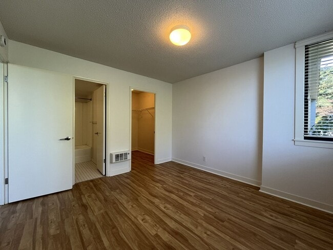 Building Photo - 1Bd/1Ba Home in Goose Hollow neighborhood ~ Secured Garage Parking and Additional Storage Unit!!!