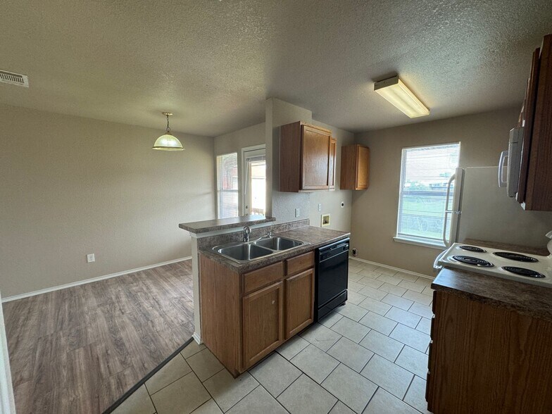 Building Photo - 5702 Greengate Dr