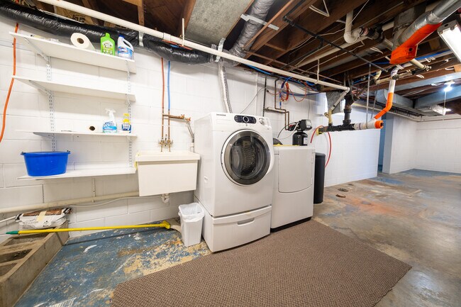 Building Photo - 22925 Oakdale Dr